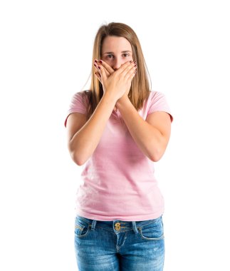 genç kız beyaz arka plan üzerinde sürpriz jest yapıyor 