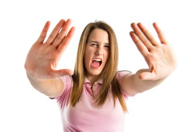 güzel bir kadın beyaz zemin kırmızı yapma 