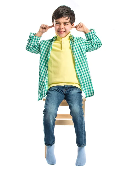 Niño cubriéndose las orejas sobre fondo blanco . —  Fotos de Stock