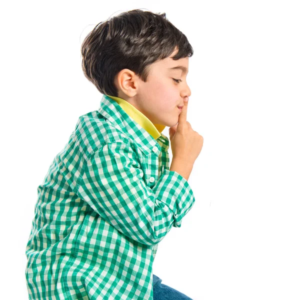 Ребенок делает жест молчания на белом фоне — стоковое фото