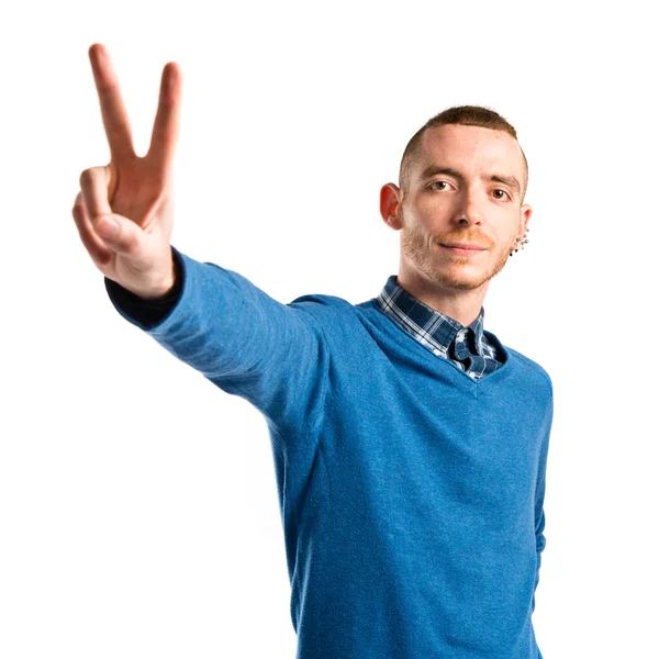 Man maken overwinning gebaar over geïsoleerde witte achtergrond — Stockfoto