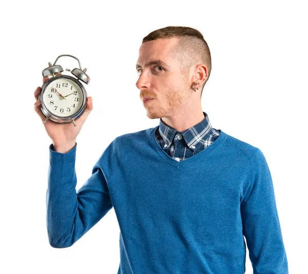 Homme rousse tenant une horloge antique sur fond blanc — Photo