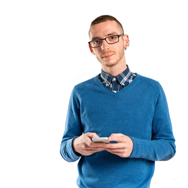 Hombre de negocios enviando un mensaje sobre un fondo aislado . —  Fotos de Stock