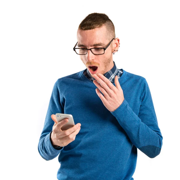 Homens com telefone surpreendido sobre fundo branco — Fotografia de Stock