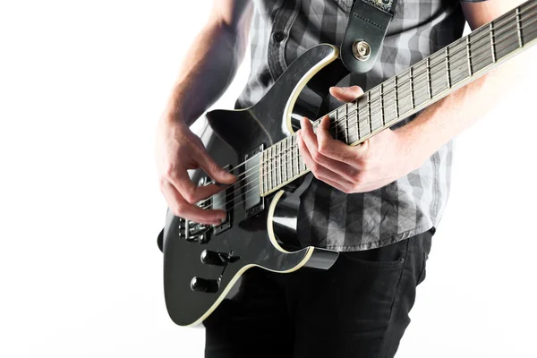Mladý muž, hrál na kytaru na bílém pozadí — Stock fotografie