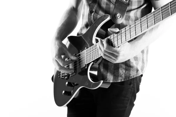 在白色背景在弹吉他的年轻人 — 图库照片