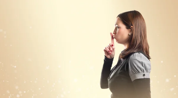 Chica joven haciendo gesto de silencio sobre fondo ocre aislado — Foto de Stock