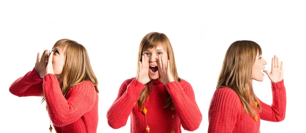 Giovane ragazza gridando su sfondo bianco isolato — Foto Stock