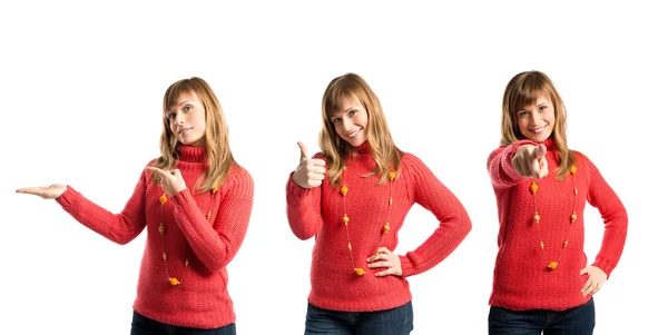 Mujer joven haciendo Ok signo y señalando —  Fotos de Stock