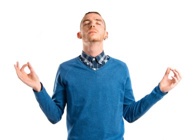 Beyaz arka plan üzerinde Zen bir jest yapan erkek 