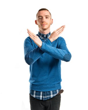 Beyaz arka plan üzerinde herhangi bir jest yapan genç erkek 