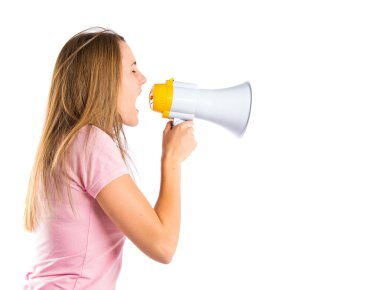 beyaz zemin üzerinde bir megafon ile bağıran sarışın kız 