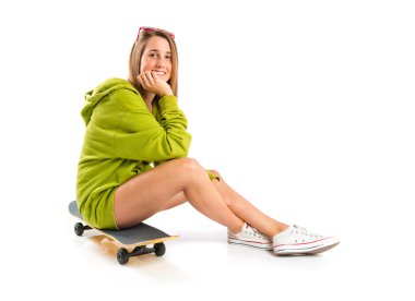 kaykay ile kentsel tarzı giyen genç ve güzel kız