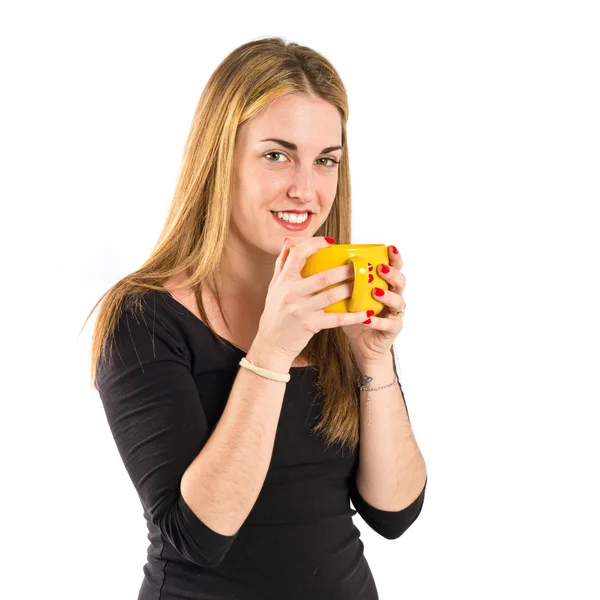 Hübsches Mädchen hält eine Tasse Kaffee über weißem Hintergrund — Stockfoto