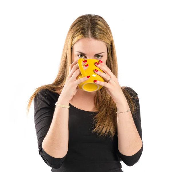 Hübsches Mädchen hält eine Tasse Kaffee über weißem Hintergrund — Stockfoto