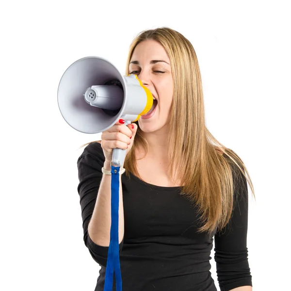 Bella ragazza gridando con un megafono su sfondo bianco — Foto Stock