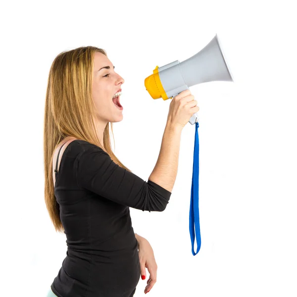 Jolie fille criant avec un mégaphone sur fond blanc — Photo