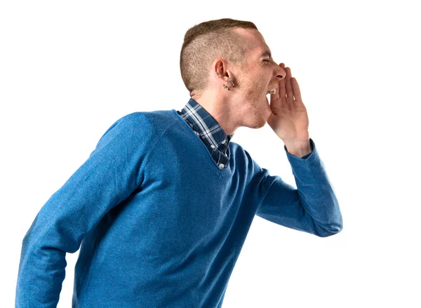 Jonge man schreeuwen over geïsoleerde witte achtergrond — Stockfoto