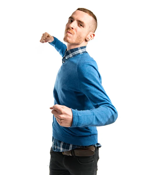 Jonge man punch geven over geïsoleerde witte achtergrond — Stockfoto