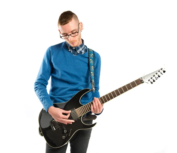 Молодой человек играет на гитаре на белом фоне — стоковое фото