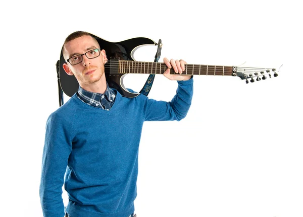 Молодой человек с гитарой на белом фоне — стоковое фото