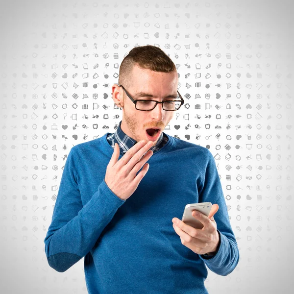 Men with phone surprised over grey background — Stock Photo, Image