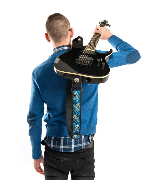 Jeune homme avec sa guitare sur fond blanc — Photo