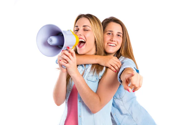 Piger råbe med megafon over hvid baggrund - Stock-foto
