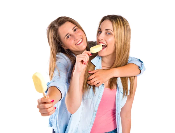 Amigos comendo sorvete sobre fundo branco — Fotografia de Stock