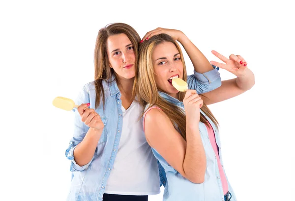 Vrienden eten van ijs op witte achtergrond — Stockfoto