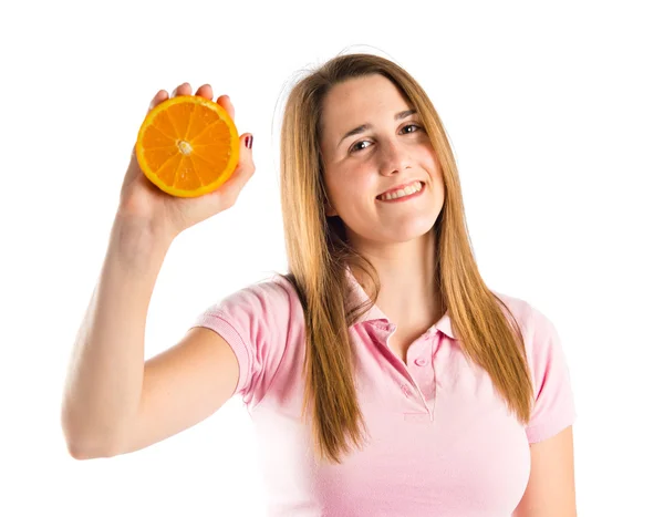 Jovencita sosteniendo un naranja sobre fondo blanco —  Fotos de Stock