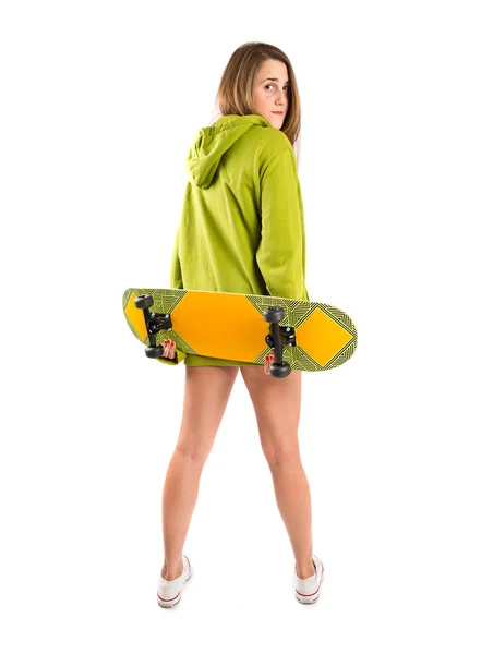 Menina bonita vestindo estilo urbano com skate — Fotografia de Stock