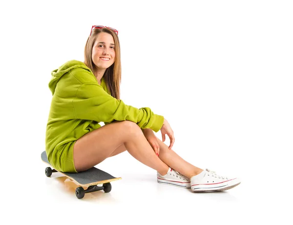 Menina bonita vestindo estilo urbano com skate — Fotografia de Stock