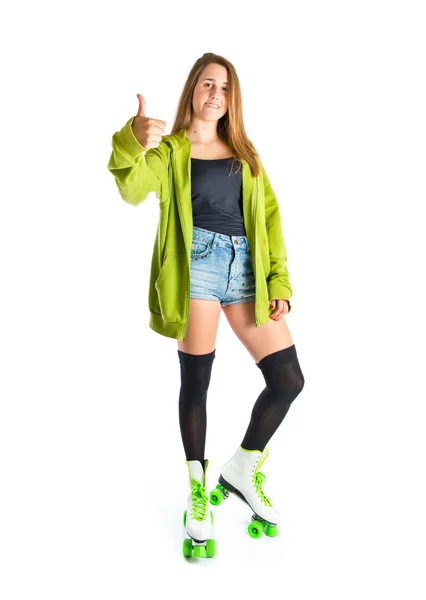 Bella ragazza che indossa stile urbano con pattini a rotelle — Foto Stock