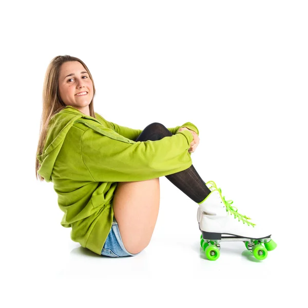 Menina bonita vestindo estilo urbano com patins — Fotografia de Stock