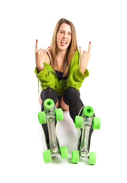 Bella ragazza che indossa stile urbano con pattini a rotelle — Foto Stock