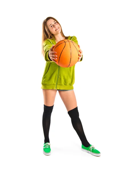 Hübsches junges Mädchen trägt urbanen Stil mit Basketball — Stockfoto