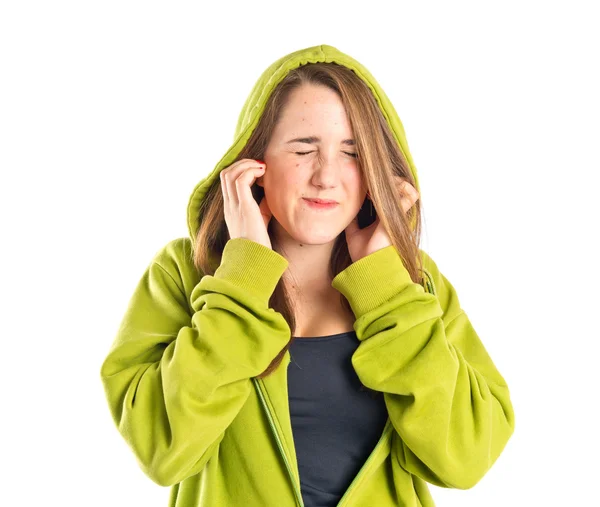 Joven chica bonita cubriendo sus orejas sobre fondo blanco — Foto de Stock