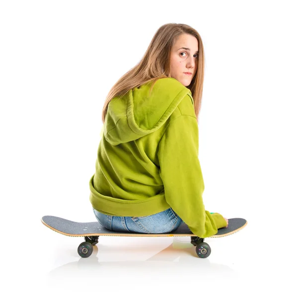 Vrij jong meisje dragen stedelijke stijl met skateboard — Stockfoto