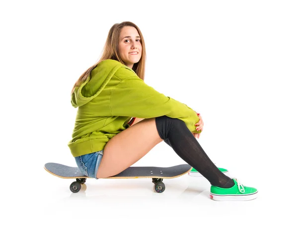 Vrij jong meisje dragen stedelijke stijl met skateboard — Stockfoto