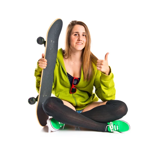 Pretty young girl wearing urban style with skateboard — Stock Photo, Image