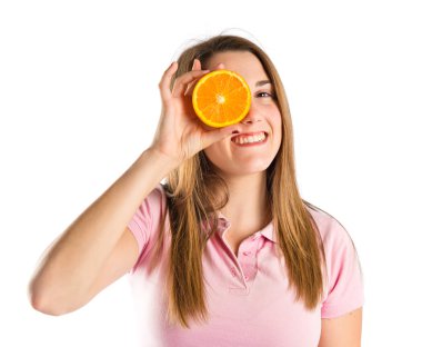 Beyaz arka plan üzerinde Orange ile oynayan genç kız