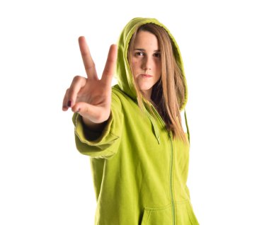 kız beyaz arka plan üzerinde zafer jest yapıyor