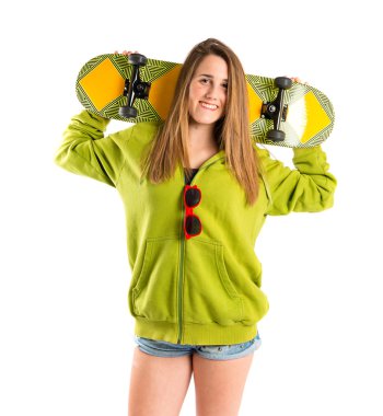 Beyaz arka plan üzerinde kaymak ile sarışın kız