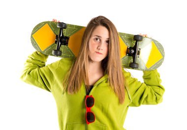 Beyaz arka plan üzerinde kaymak ile sarışın kız