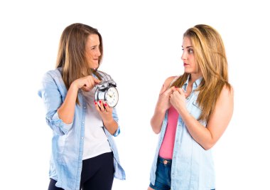 sarışın kız bir saat beyaz arka plan üzerinde tutan 