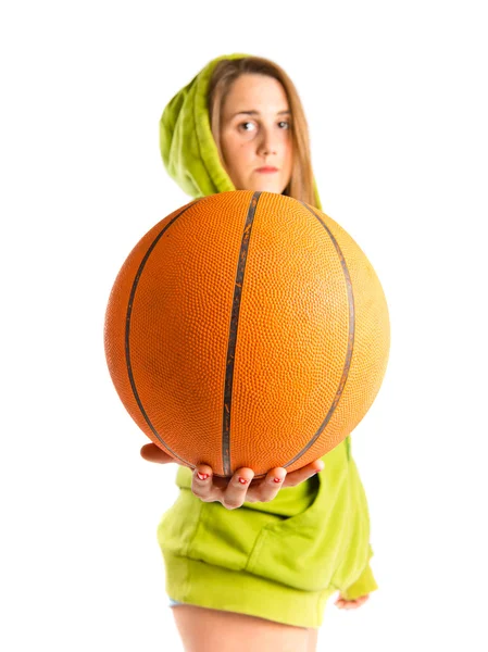 Menina loira jogando basquete sobre fundo branco — Fotografia de Stock