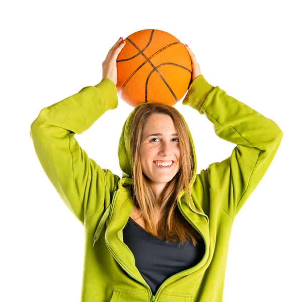 Блондинка играет в баскетбол на белом фоне — стоковое фото