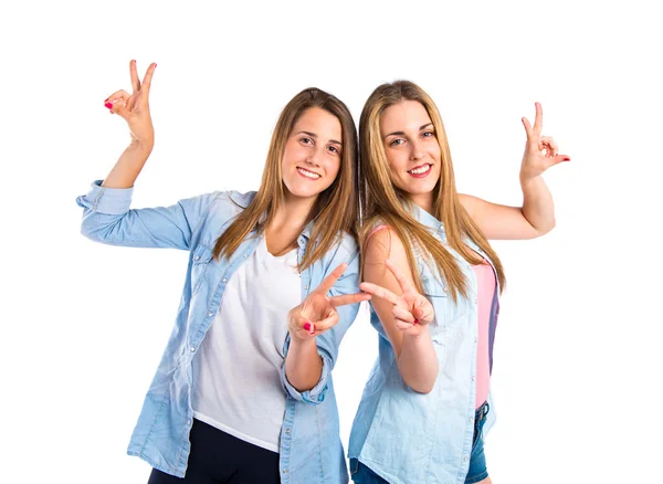 Chicas haciendo gesto de victoria sobre fondo blanco — Foto de Stock