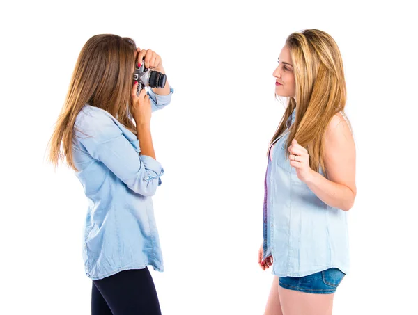 Chica fotografiando sobre fondo blanco — Foto de Stock